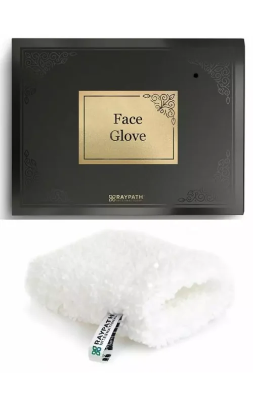 Czarne, eleganckie pudełko zatytułowane "Face Glove" ze złotą ramką i napisem. Poniżej leży biała, miękka rękawica do mycia twarzy z pętelkową metką.